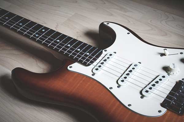 Die Fender Stratocaster, oft auch einfach als Stratocaster oder Strat bezeichnet, ist eine der ikonischsten und einflussreichsten E-Gitarren aller Zeiten.