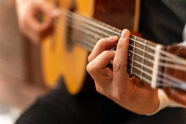 Gitarre in der Gruppe lernen: Das Lernen der Gitarre in einer Gruppe bietet zahlreiche Vorteile, die über das individuelle Lernen hinausgehen.