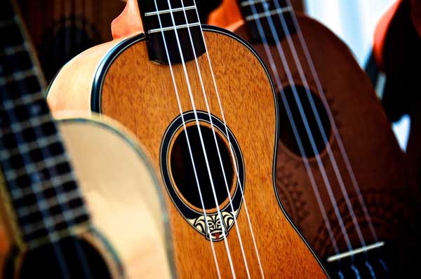 Ukulelen-Arten: Die Ukulele, ursprünglich aus Hawaii stammend, ist ein vielseitiges und beliebtes Instrument, das in vielen Musikgenres verwendet wird.